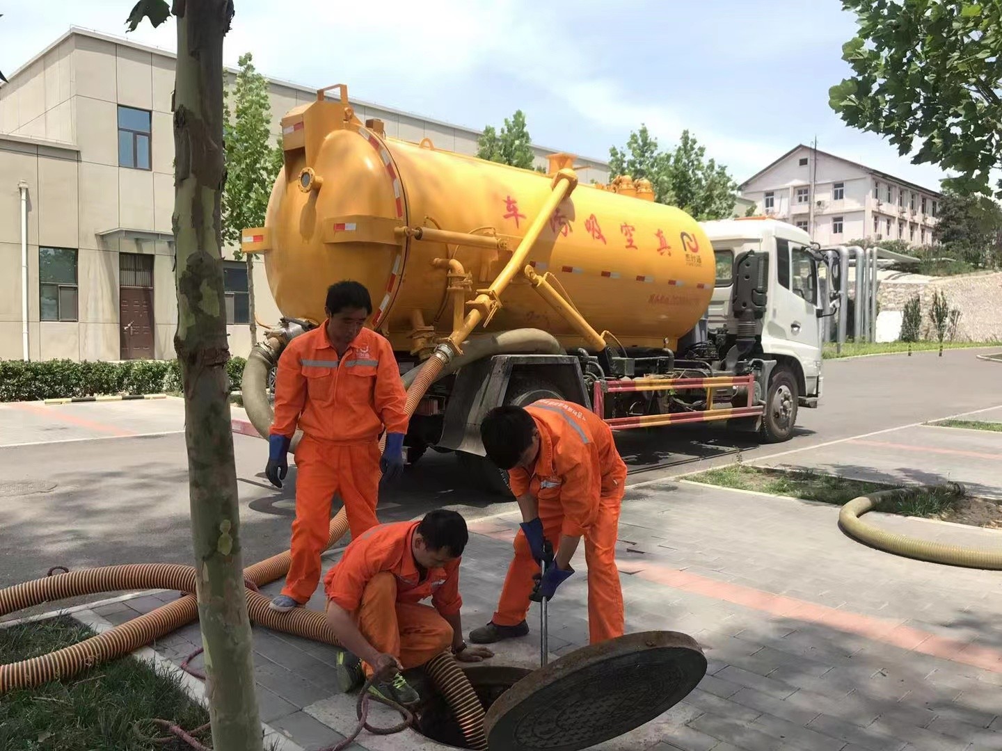 兴文管道疏通车停在窨井附近