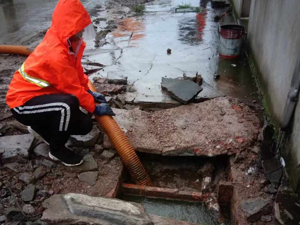 兴文专业清理污水池 炜誉市政以规范流程守护城市 “肠道”